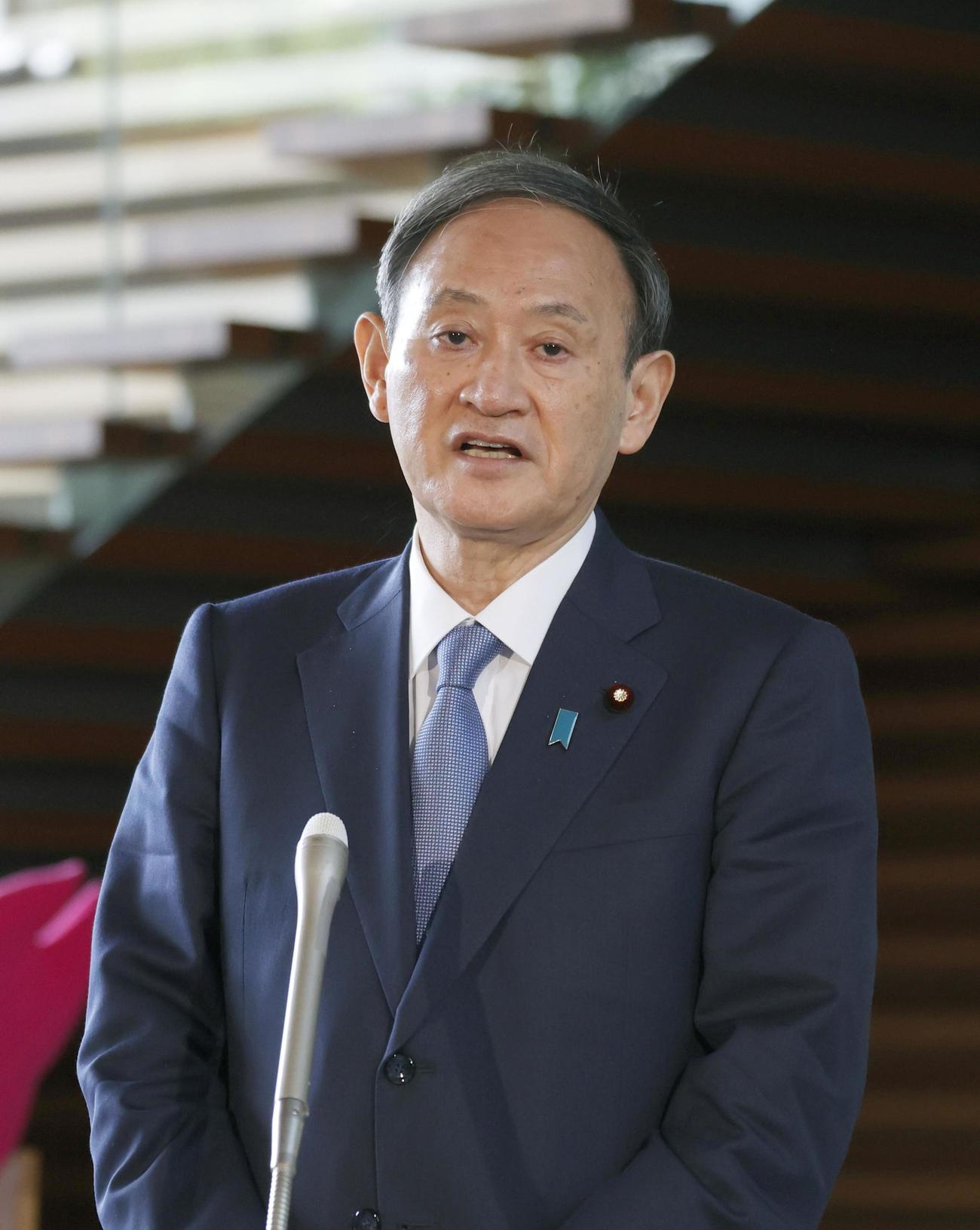 首相官邸で記者団の取材に応じる菅首相（共同）