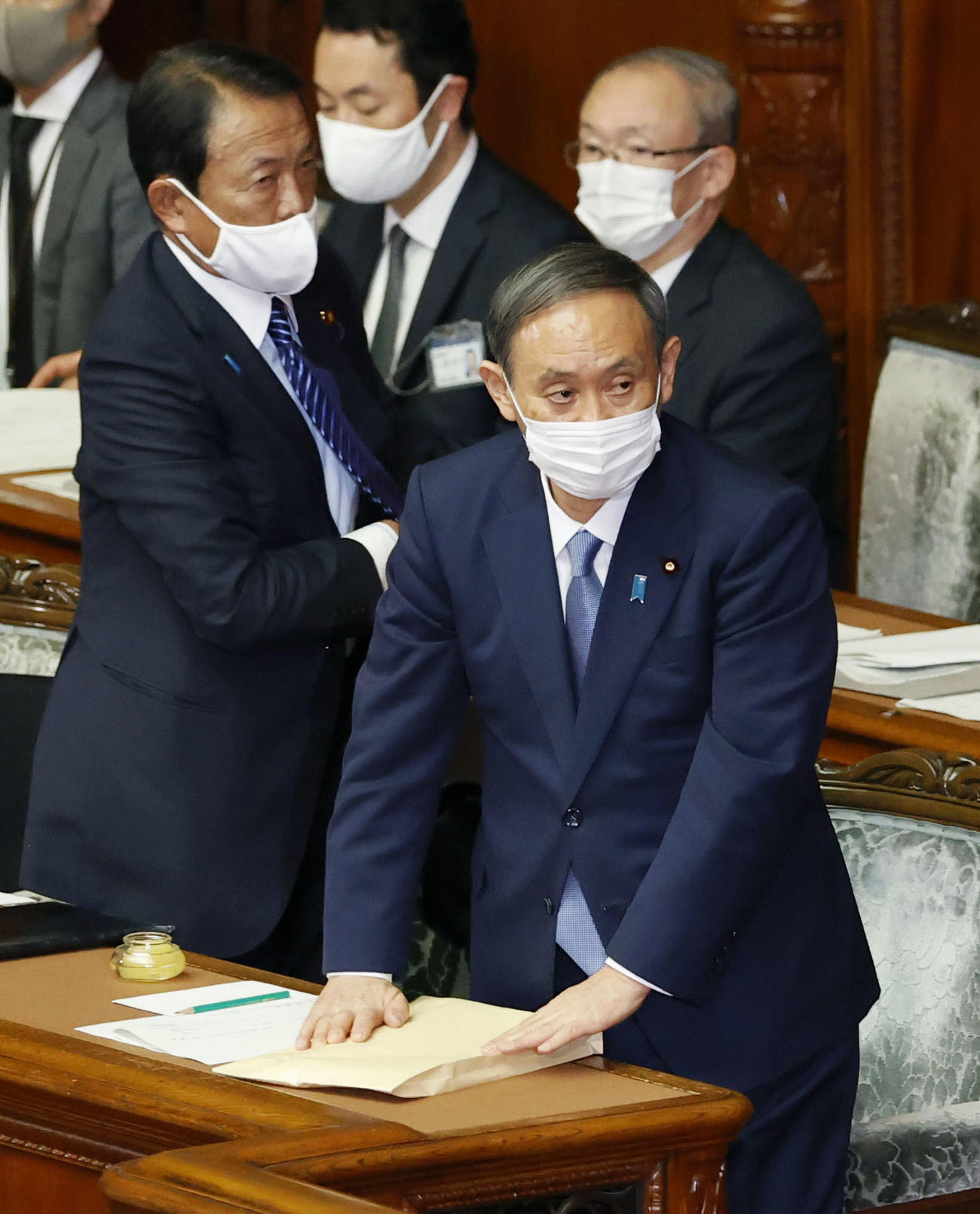 第203臨時国会で所信表明演説を終えた菅首相。左は麻生財務相（共同）