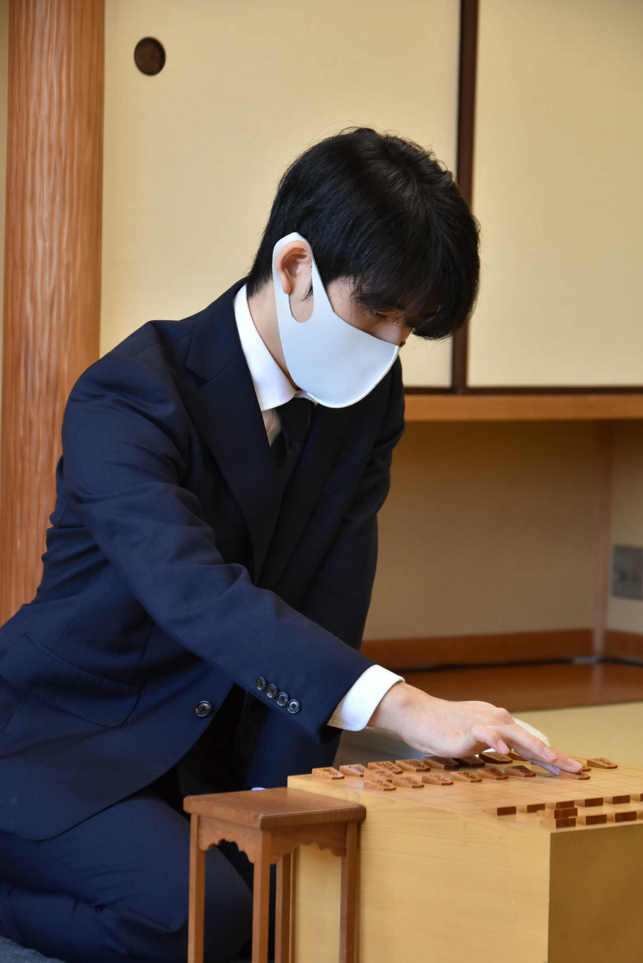 永瀬拓矢王座との王将戦挑決リーグ3回戦で初手を指す藤井聡太2冠（日本将棋連盟提供）