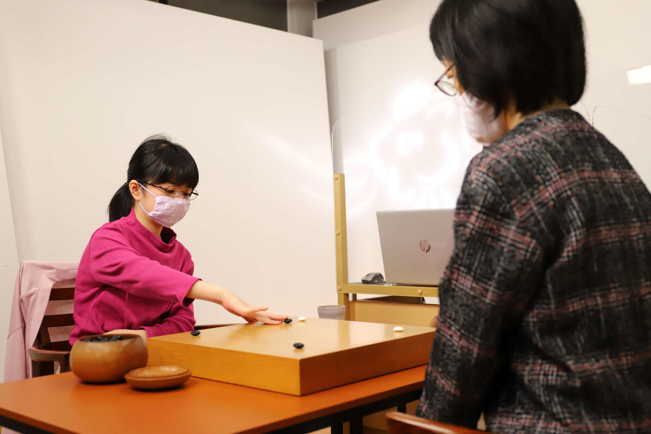 最年少でのベスト4進出を目指して青木喜久代八段（右）と対戦する仲邑菫初段（左）（日本棋院提供）