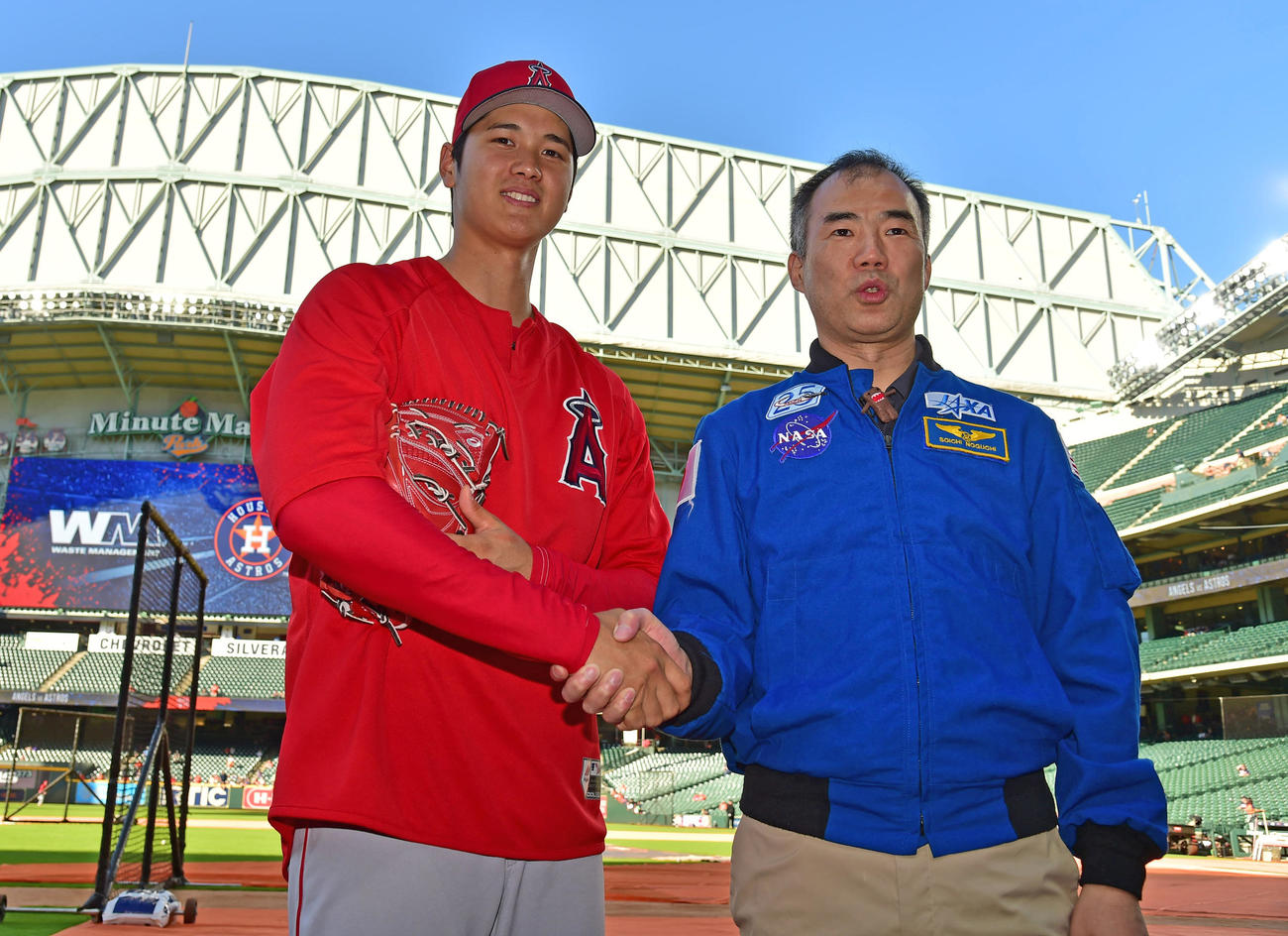 大谷翔平とあいさつを交わす宇宙飛行士の野口聡一さん（2018年4月23日撮影）