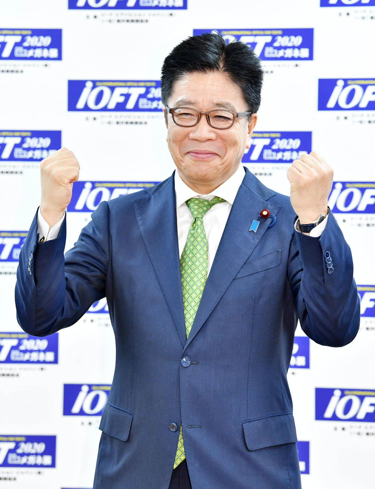 笑顔でガッツポーズする加藤勝信内閣官房長官（撮影・横山健太）