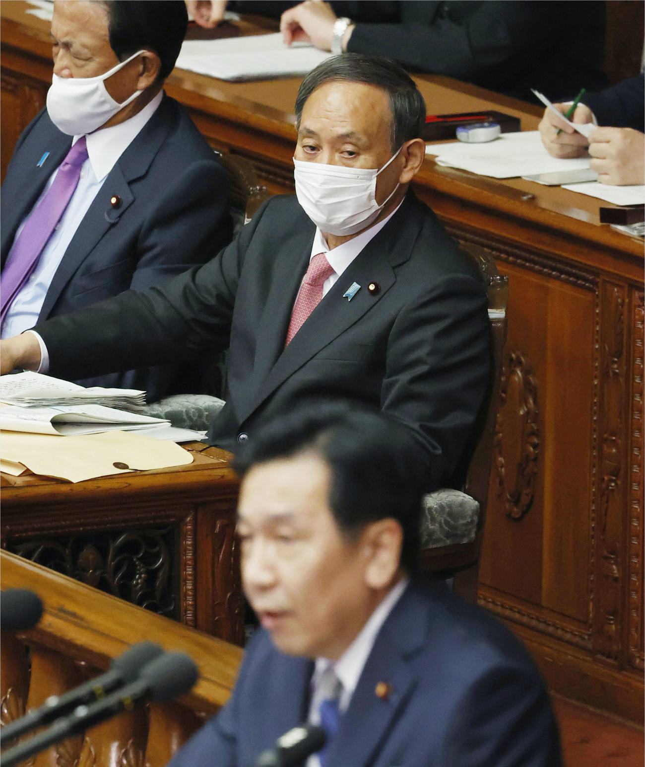 衆院本会議で立憲民主党の枝野代表（手前）の代表質問を聞く菅首相（共同）