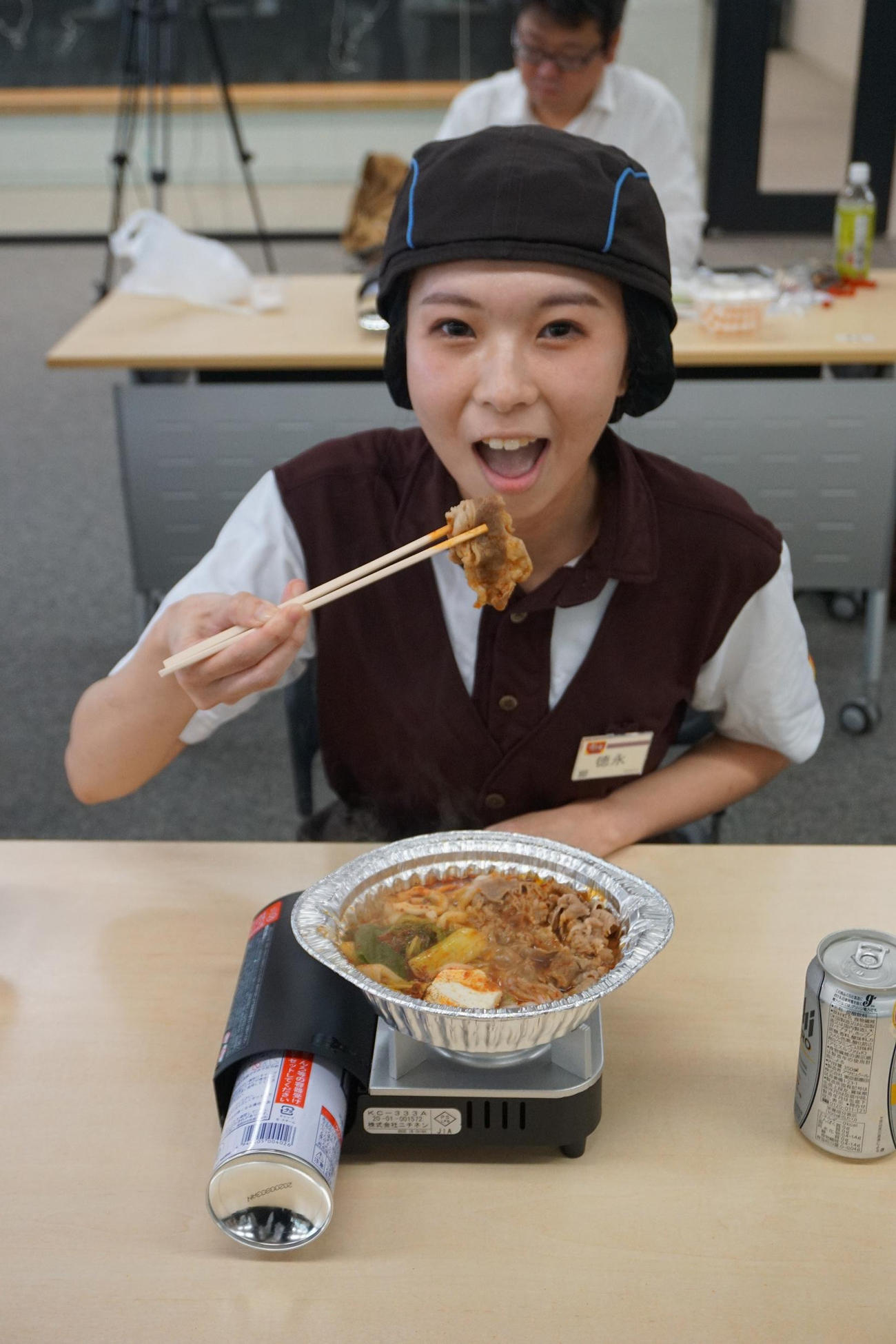 すき家試食会で麻辣牛火鍋定食を食べる同社販促部・徳永絢子さん（撮影・久保田昭彦）