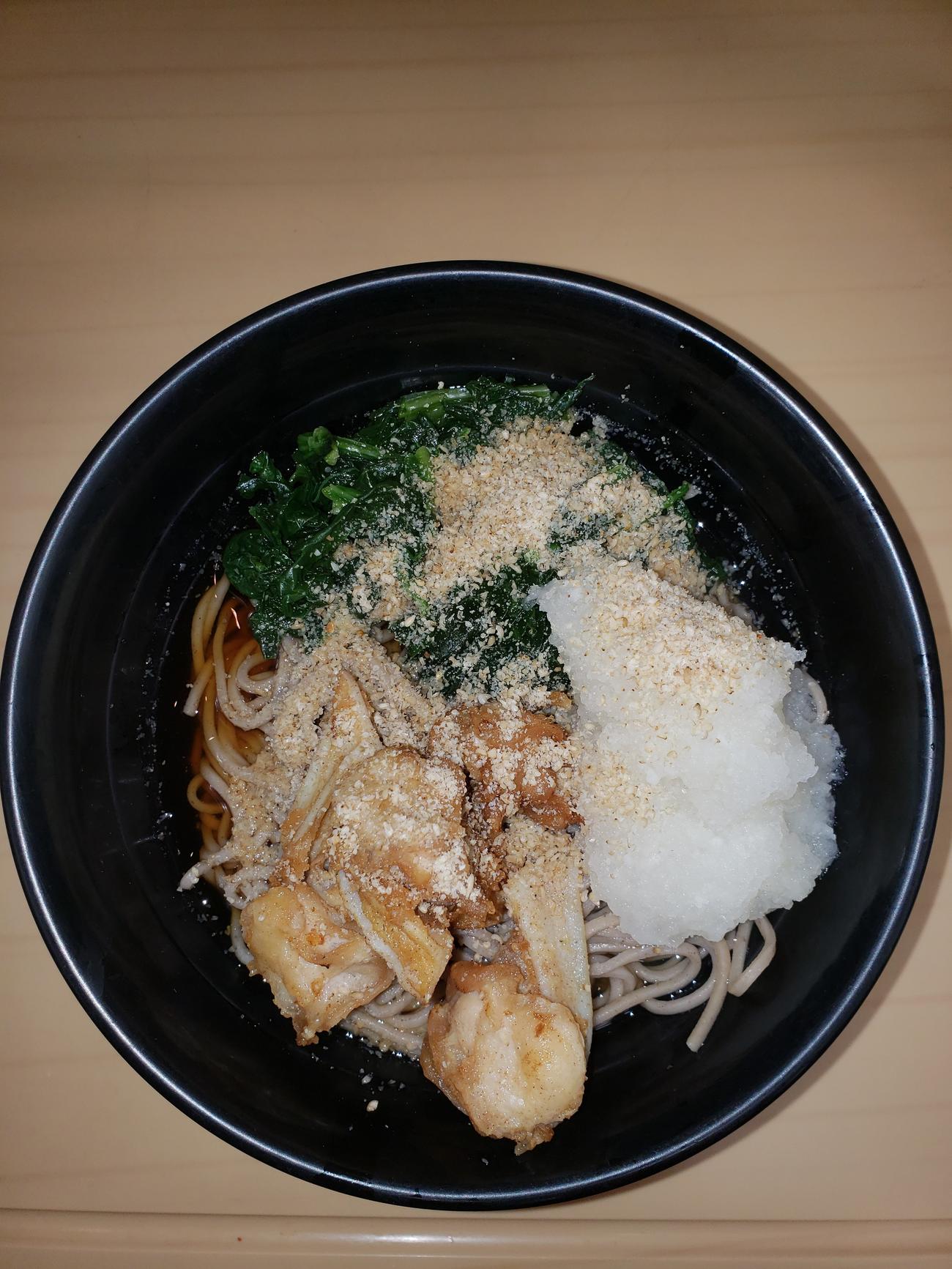富士そばが都内2店舗で11月6日から販売する「筋肉もりもりそば」