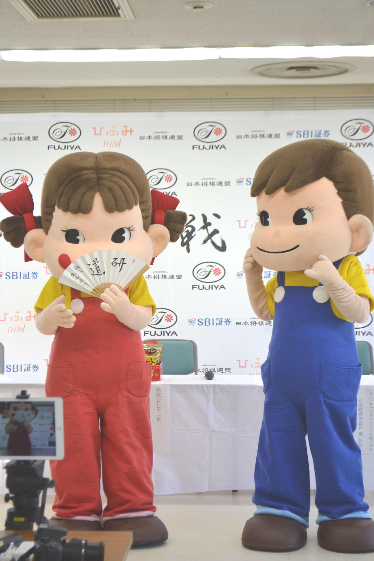 将棋の叡王戦を主催する不二家のマスコットキャラクター、ペコちゃん（左）とポコちゃん