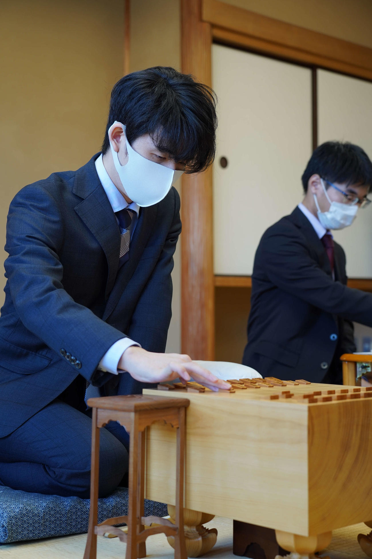 王将戦挑戦者決定リーグの佐藤天彦九段戦で初手を指す藤井聡太2冠（日本将棋連盟提供）