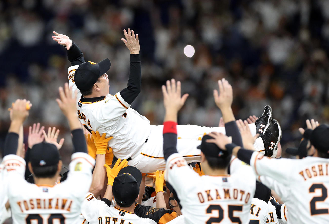 巨人対ヤクルト　リーグ連覇を果たし、胴上げされる原監督（撮影・狩俣裕三）
