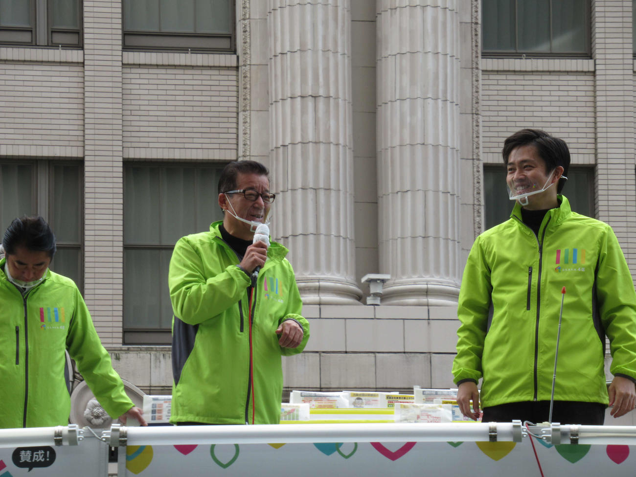 なんば高島屋前で演説を行った吉村洋文大阪府知事（右）と松井一郎大阪市長（撮影・星名希実）