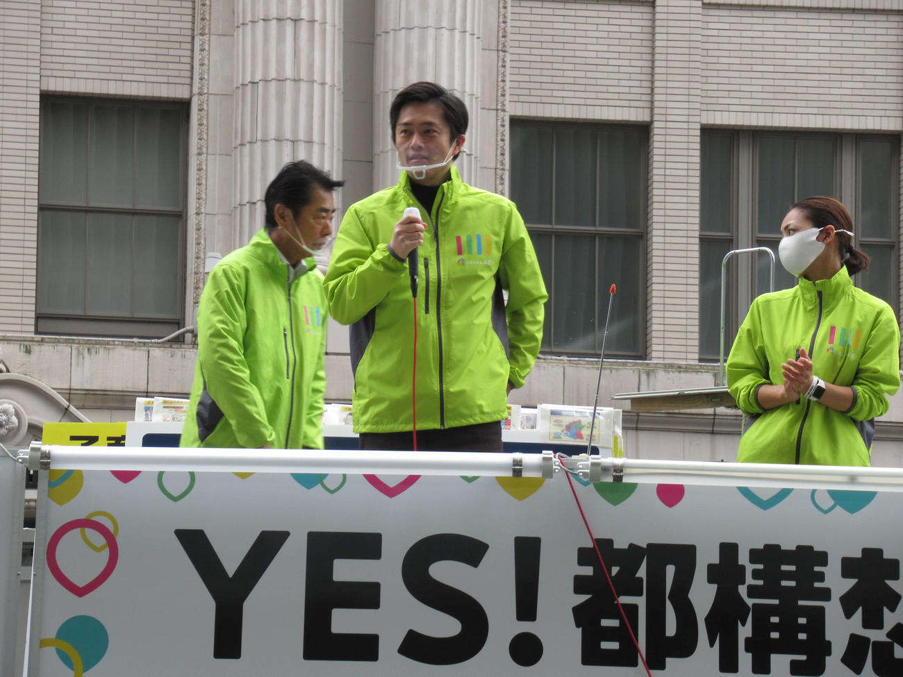 なんば高島屋前で演説を行った吉村洋文大阪府知事（撮影・星名希実）