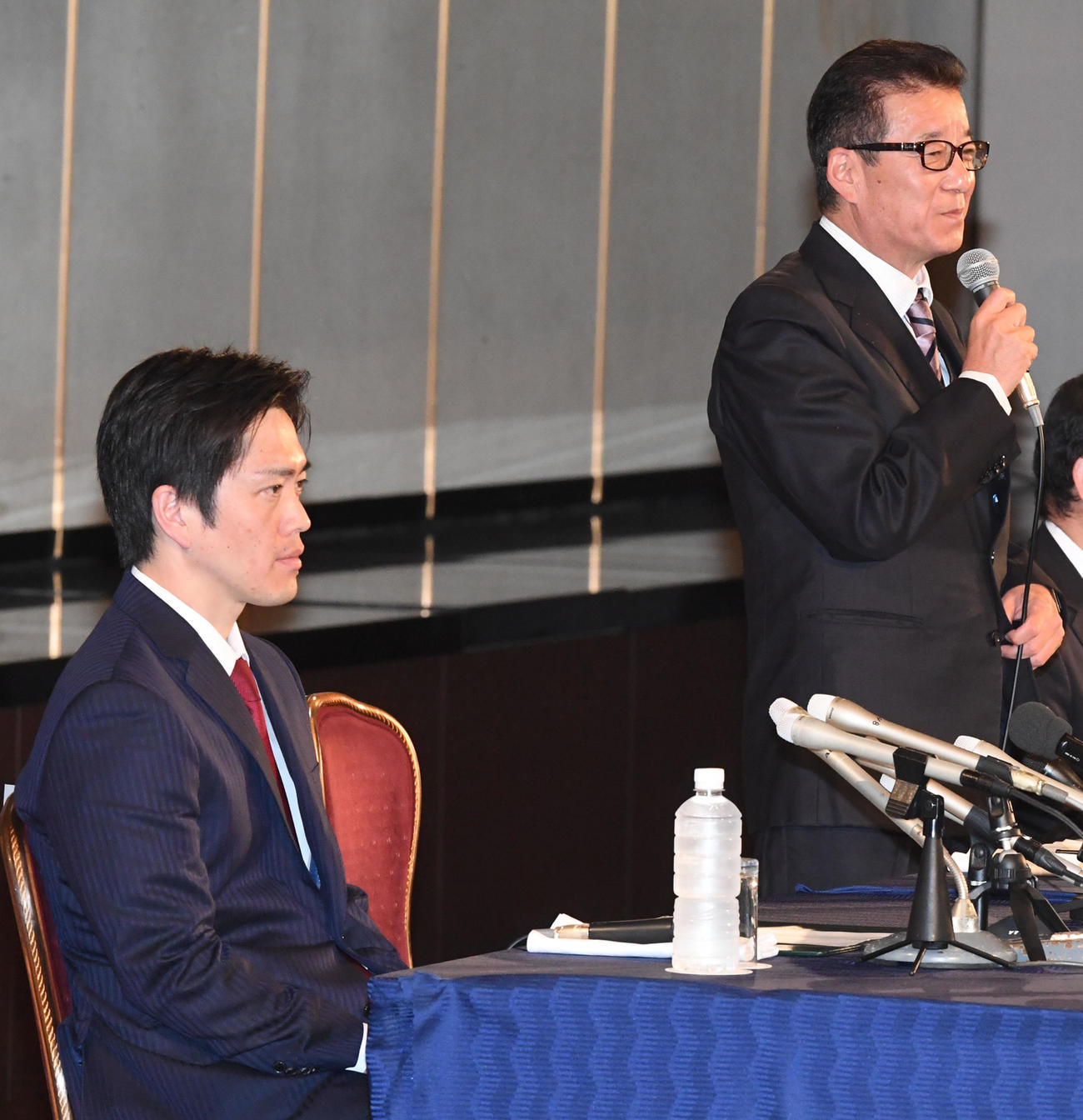 大阪府都構想が否決され会見する吉村洋文大阪府知事（左）と松井一郎大阪市長（撮影・前岡正明）