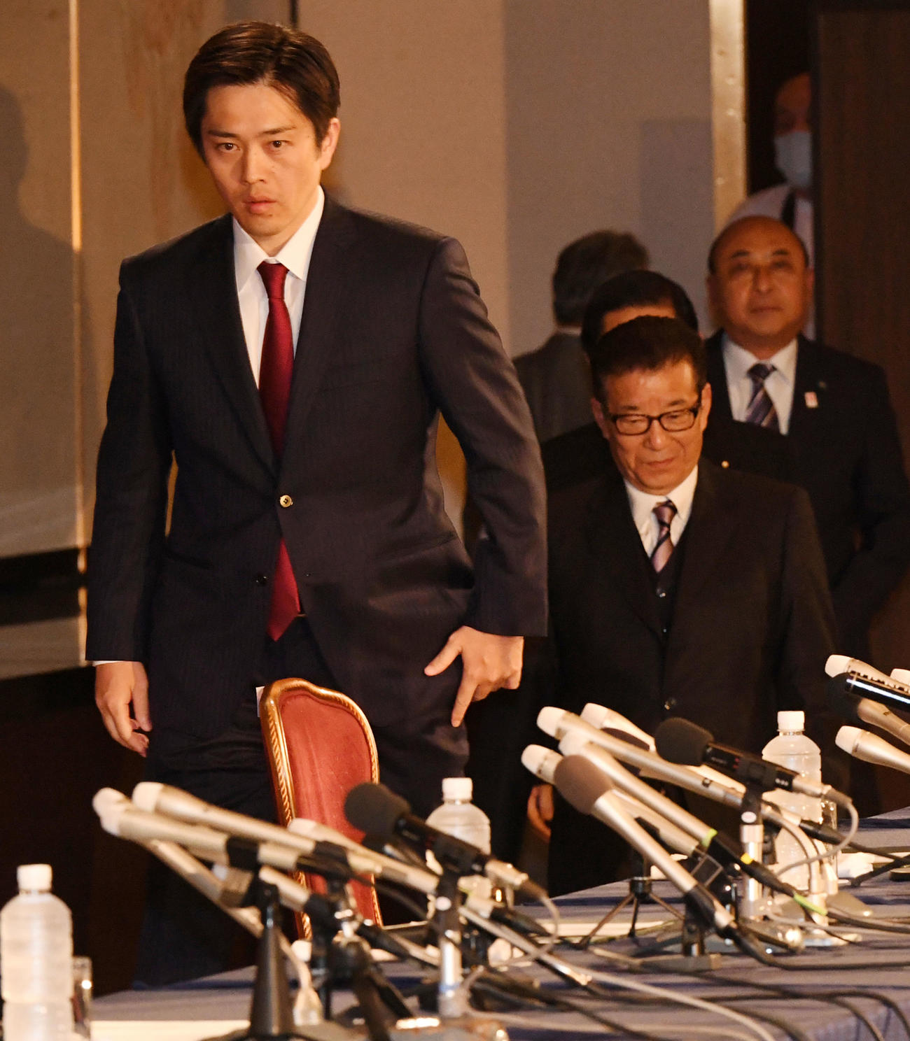 「大阪都構想」が否決され会見に向かう吉村洋文大阪府知事（左）と松井一郎大阪市長（撮影・前岡正明）
