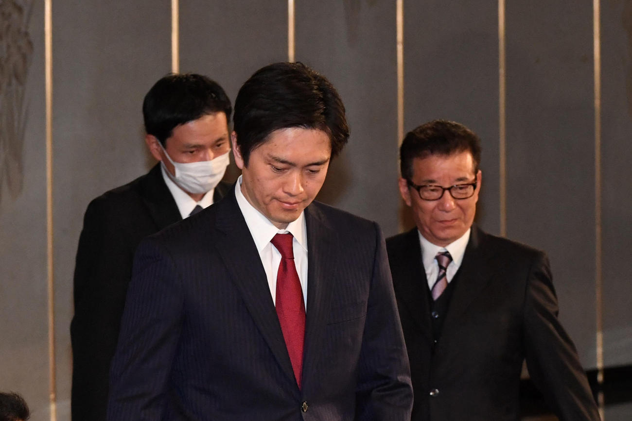 「大阪都構想」が否決され会見に向かう吉村洋文大阪府知事（左）と松井一郎大阪市長（撮影・前岡正明）
