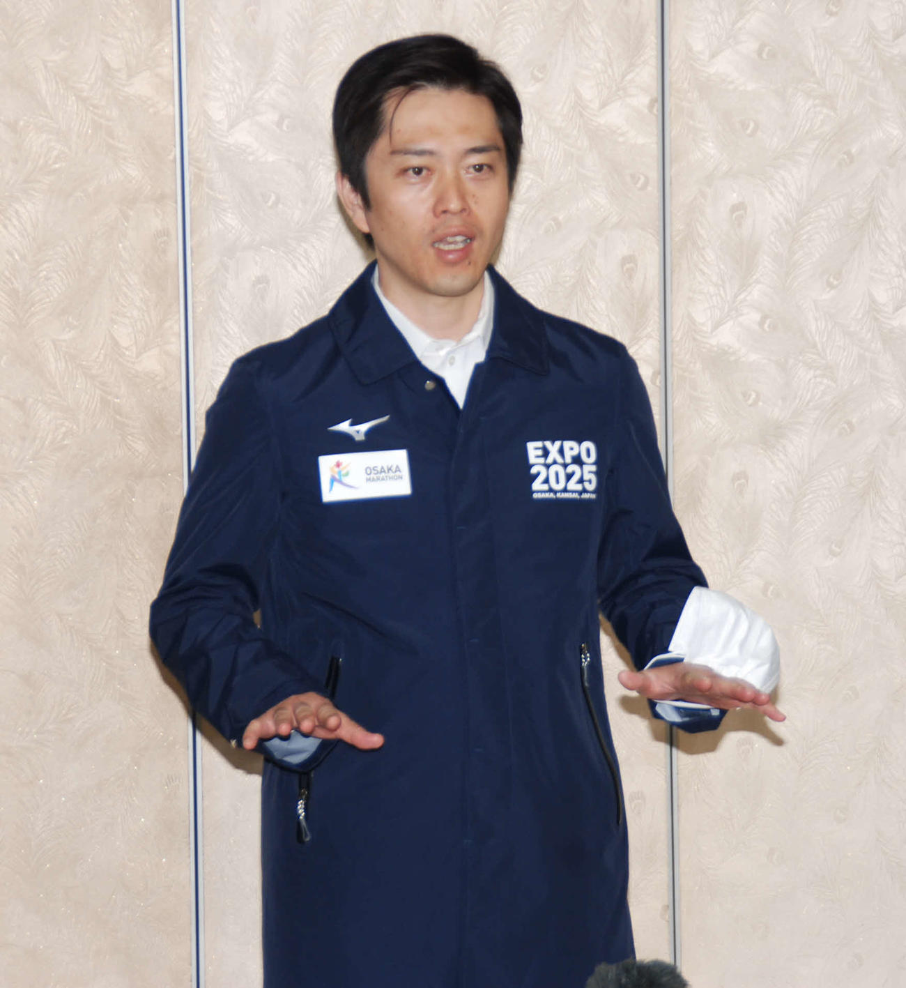 大阪府庁で取材に応じる吉村洋文知事（撮影・松浦隆司）