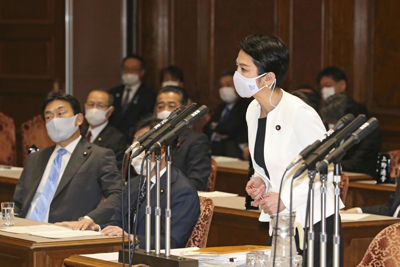 参院予算委で質問する立憲民主党の蓮舫代表代行（共同）