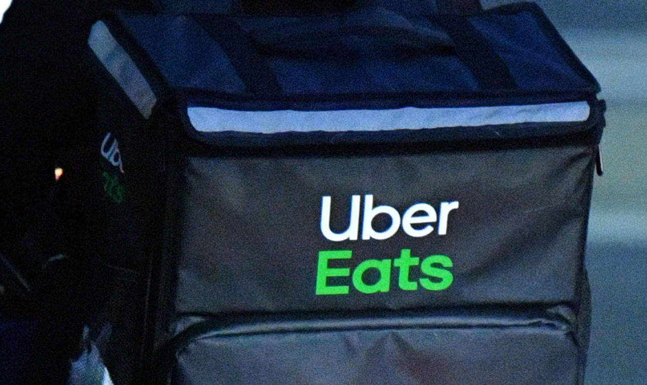 食事デリバリーサービス「Uber　Eats」のバッグ