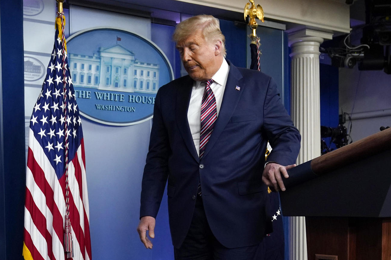 会見を終え引き揚げるトランプ大統領（AP)