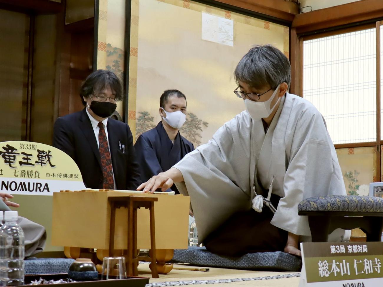 第33期竜王戦7番勝負第3局の2日目の対局に臨んだ羽生善治九段（日本将棋連盟提供）