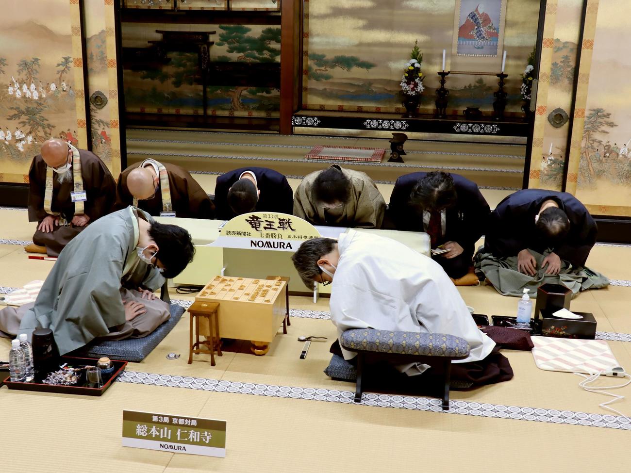 第33期竜王戦7番勝負第3局の2日目の対局に臨んだ羽生善治九段（右）、豊島将之竜王（日本将棋連盟提供）