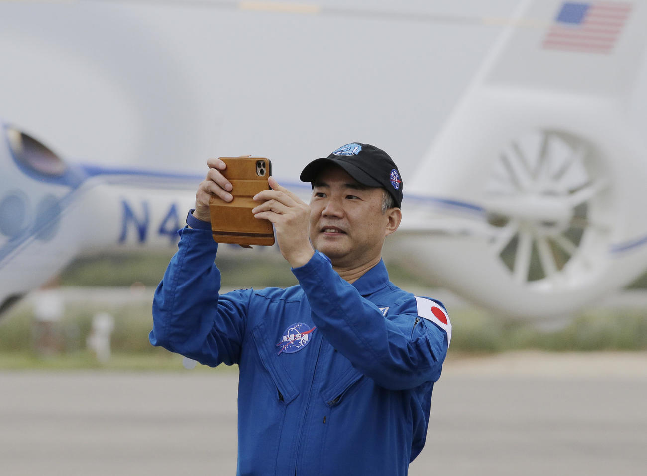 ケネディ宇宙センターに到着しスマホで撮影する野口聡一さん（AP)