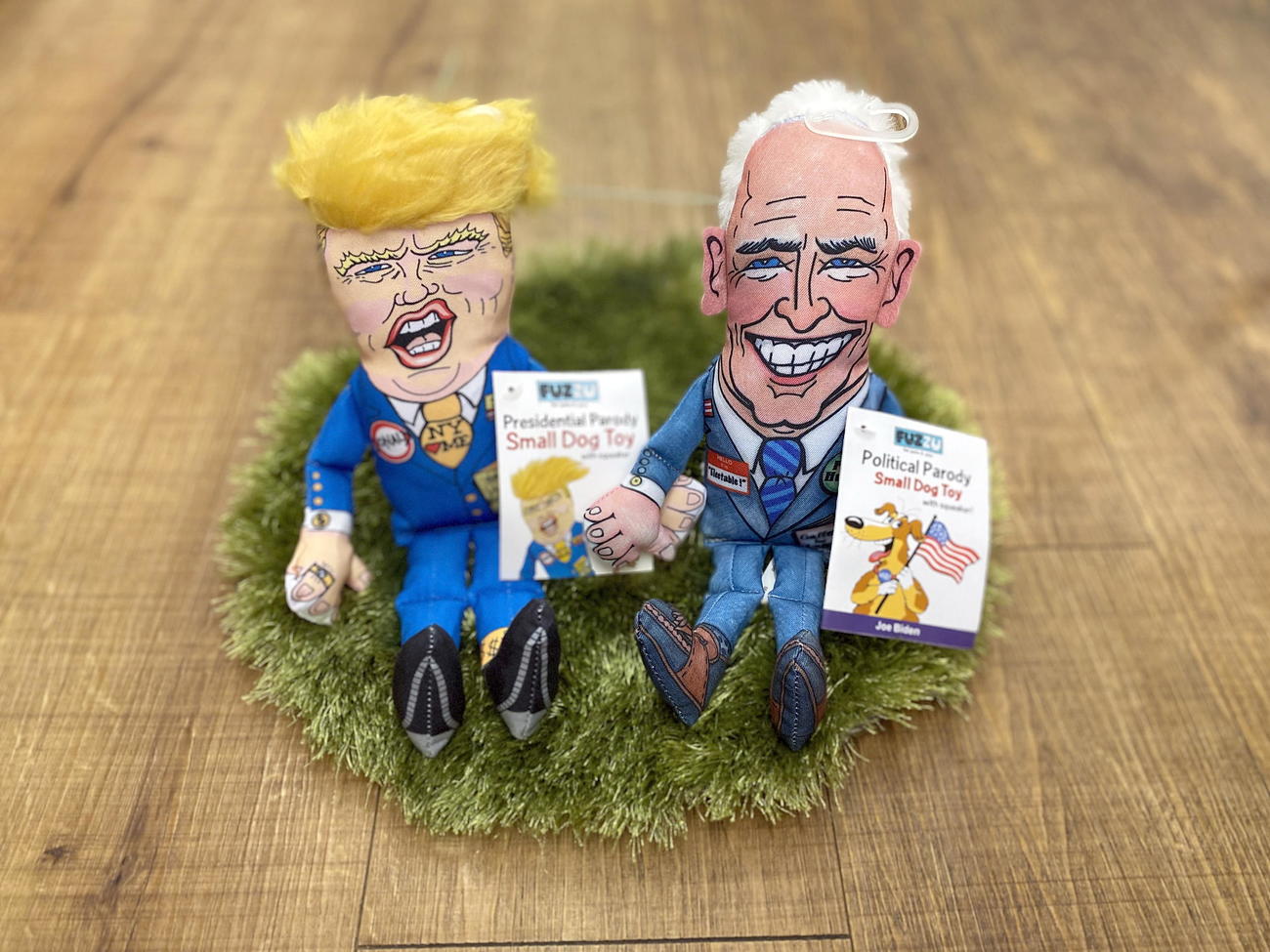 ドッグトイとして仲良く手をとる？　トランプ人形（左）とバイデン人形（SUPER　DOGS提供）