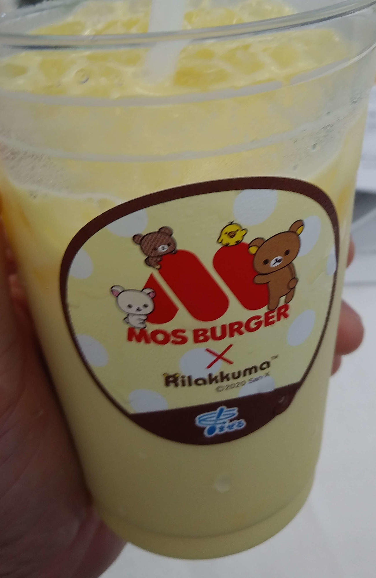 ストローでかき混ぜるとこんな感じ。銭湯の湯上がりで飲んでいたフルーツ牛乳に似ている
