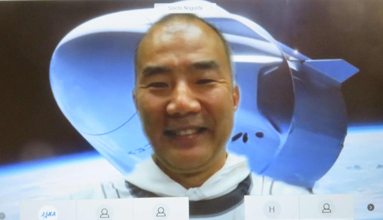 野口聡一宇宙飛行士は3度目の宇宙挑戦を前にオンライン会見で笑顔で意気込みを語った（C）JAXA