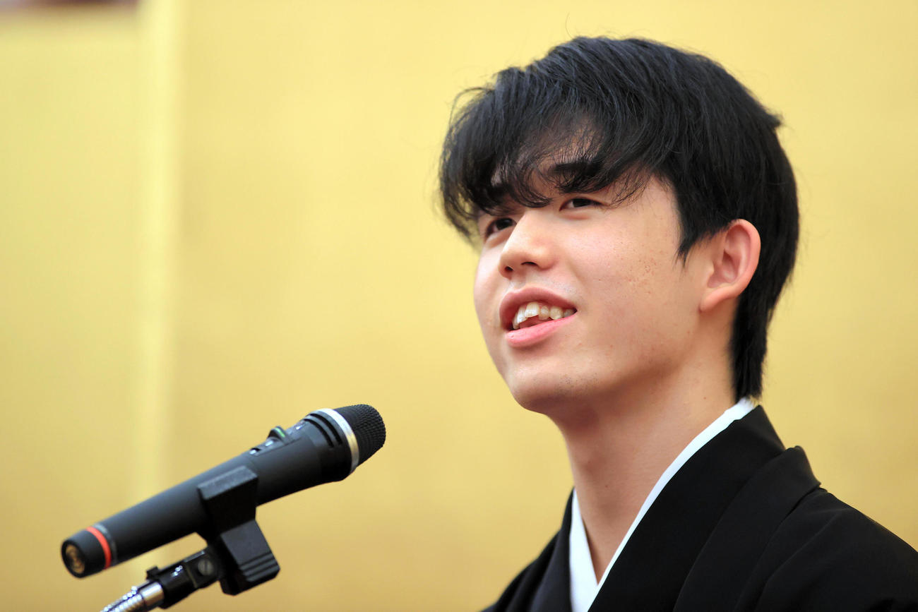 王位就位式後、記者会見する藤井聡太王位（代表撮影）