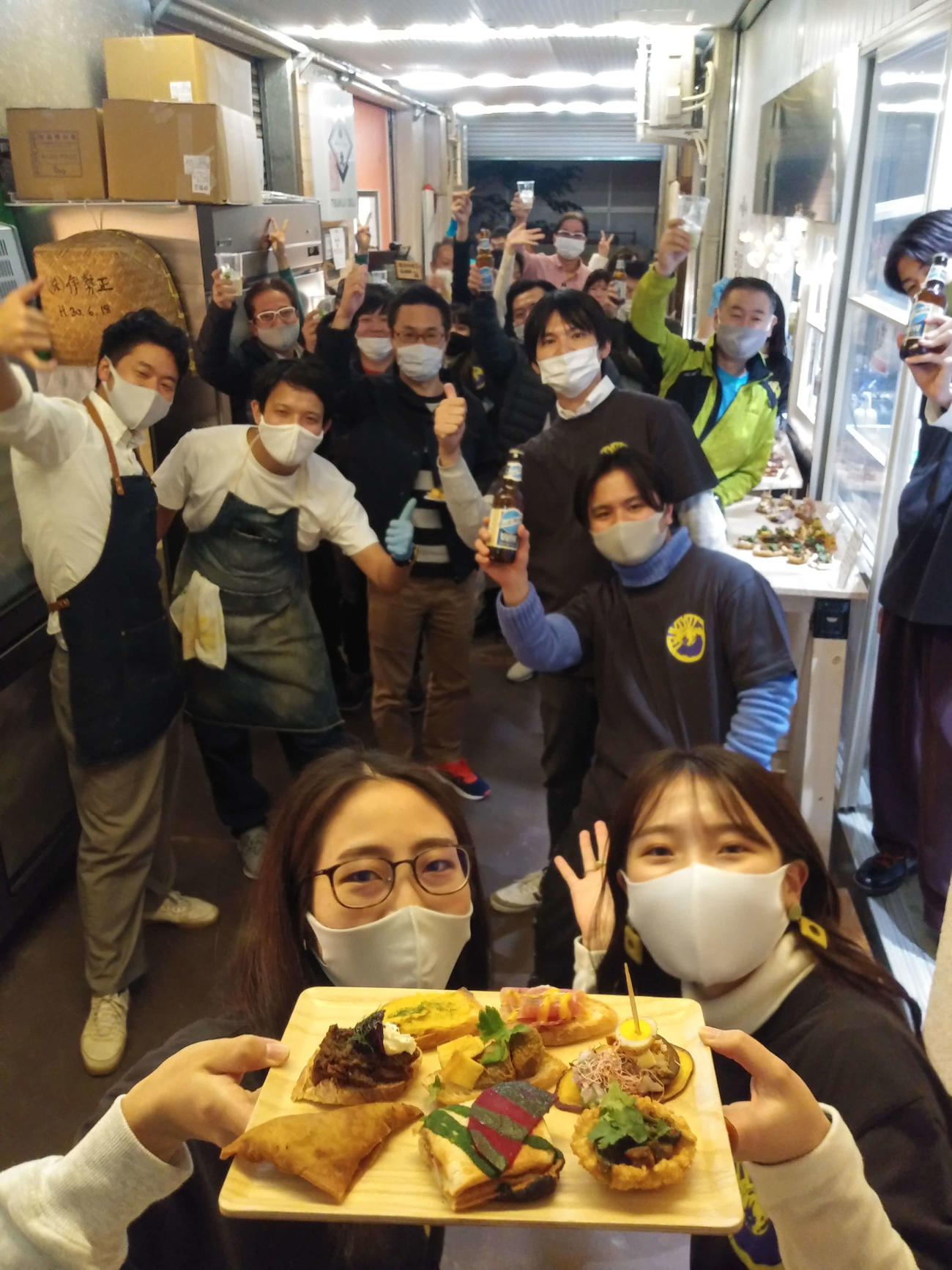 大学生の発案で実施された築地場外の立ち飲みバルイベント「つきよい」。多くの人が参加して盛り上がった
