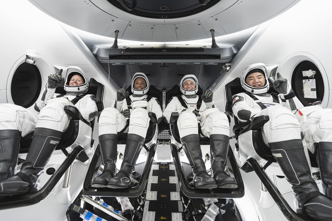 宇宙服でクルードラゴンの座席に座る野口聡一さん（右端）ら（スペースX提供＝共同）