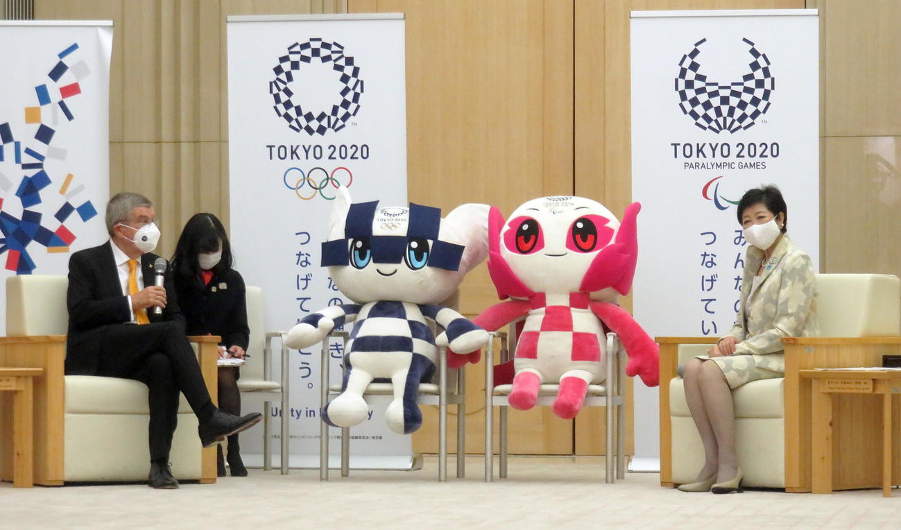 東京五輪に向けて話をするIOCバッハ会長（左端）と小池都知事（右端）（撮影・鎌田直秀）