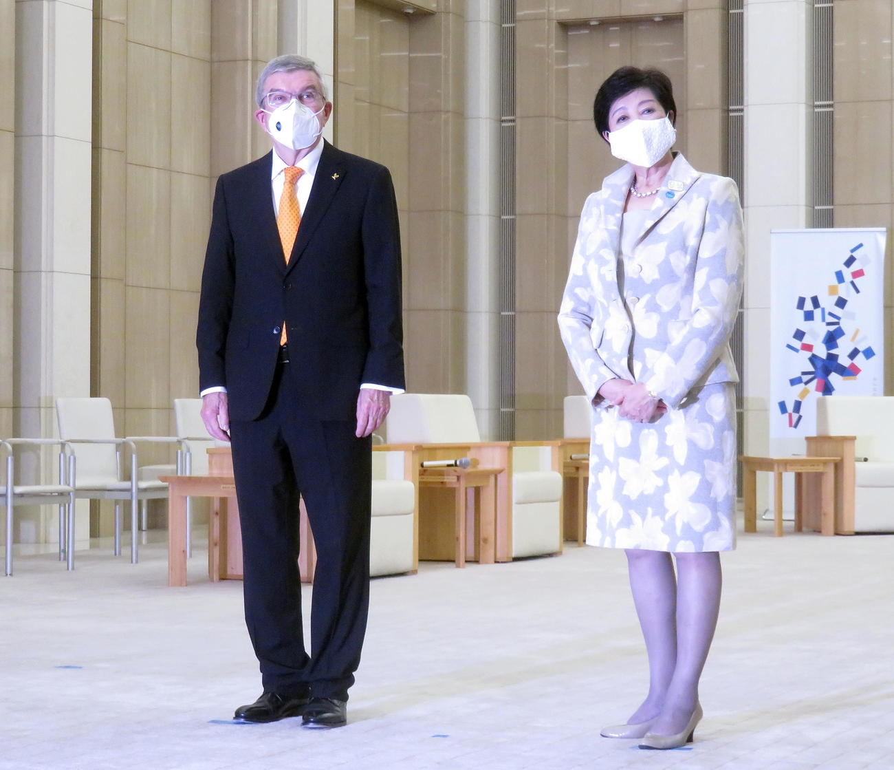 2人並んで記念撮影するIOCバッハ会長（左）と小池都知事（撮影・鎌田直秀）