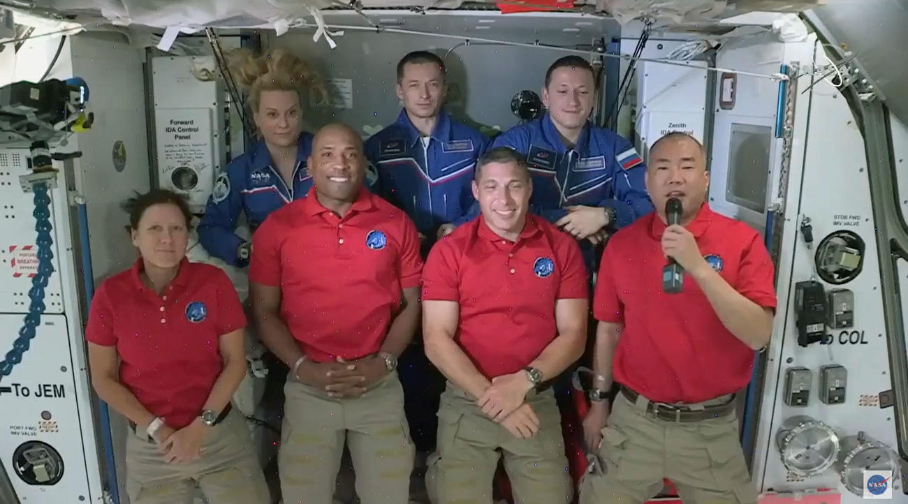 国際宇宙ステーションに到着し、地上と交信する野口聡一さん（前列右端）（NASAテレビから・共同）