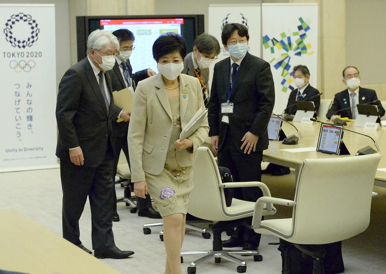 東京都新型コロナウイルス感染症モニタリング会議から退席する小池都知事（撮影・鎌田直秀）