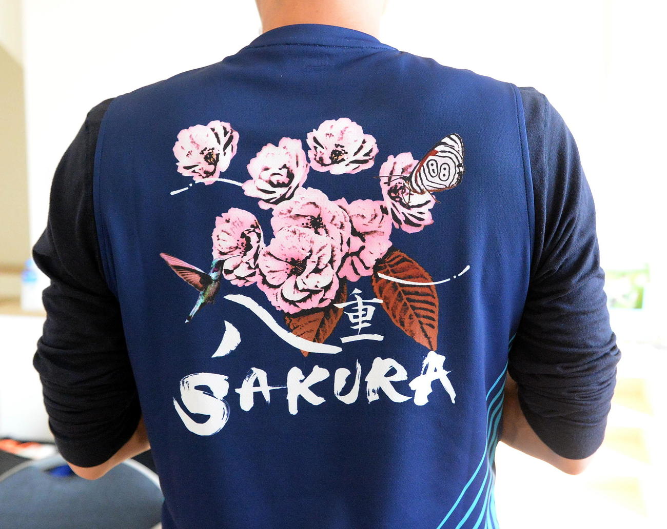 各分野のスペシャリストで構成するチーム「八重SAKURA」が描かれている森口さん着用ユニホーム（撮影・鎌田直秀）