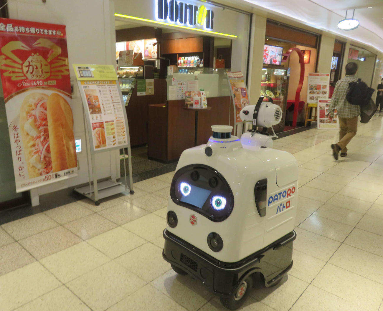 自動消毒ロボ「パトロ」が東京・新宿サブナードの地下街で一般客が行き交う中で実証実験を行った（撮影・大上悟）