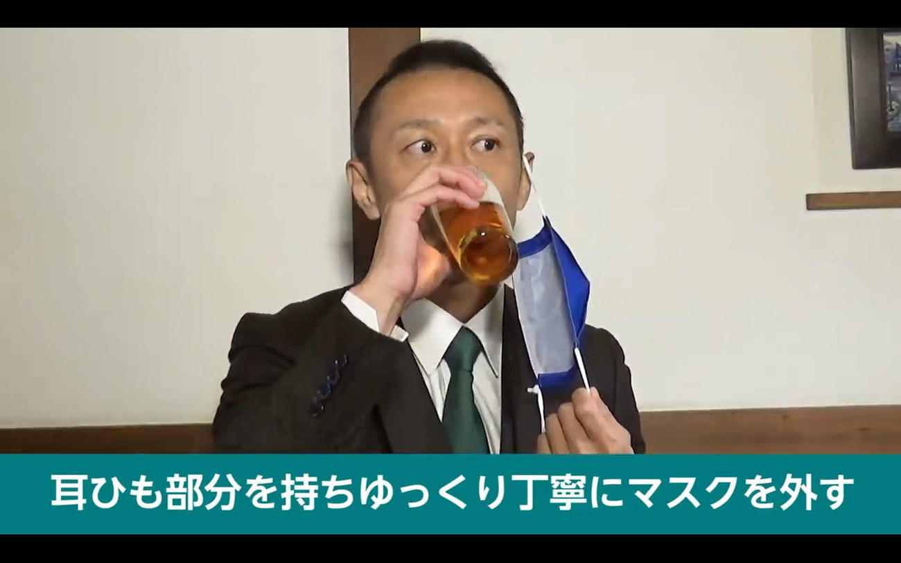 マスクを耳に掛けたままビールを飲む様子（神奈川県公式チャンネル「かなチャンTV」提供）