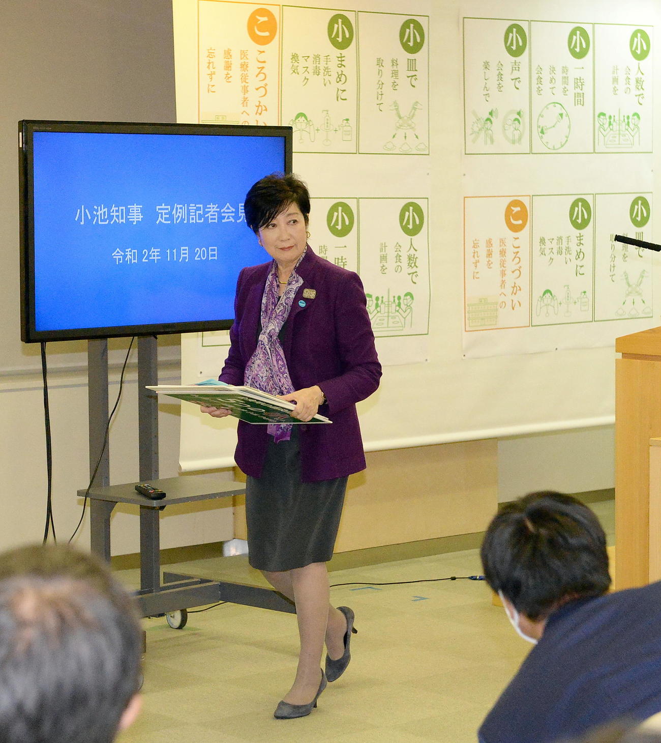 定例会見を終えて退席する小池都知事（撮影・鎌田直秀）