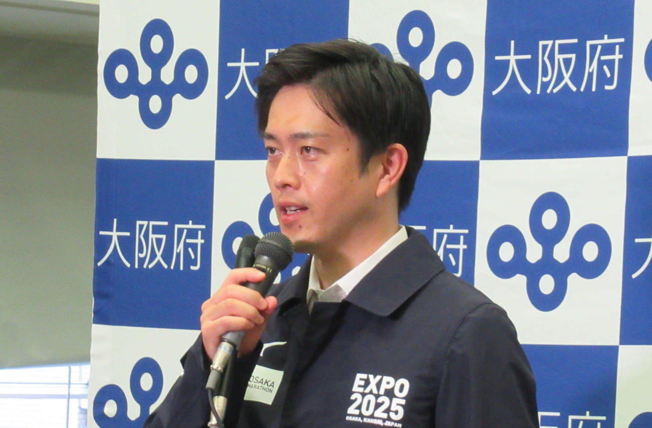 新型コロナウイルス対策本部会議後に取材に応じる大阪府の吉村洋文知事（撮影・星名希実）
