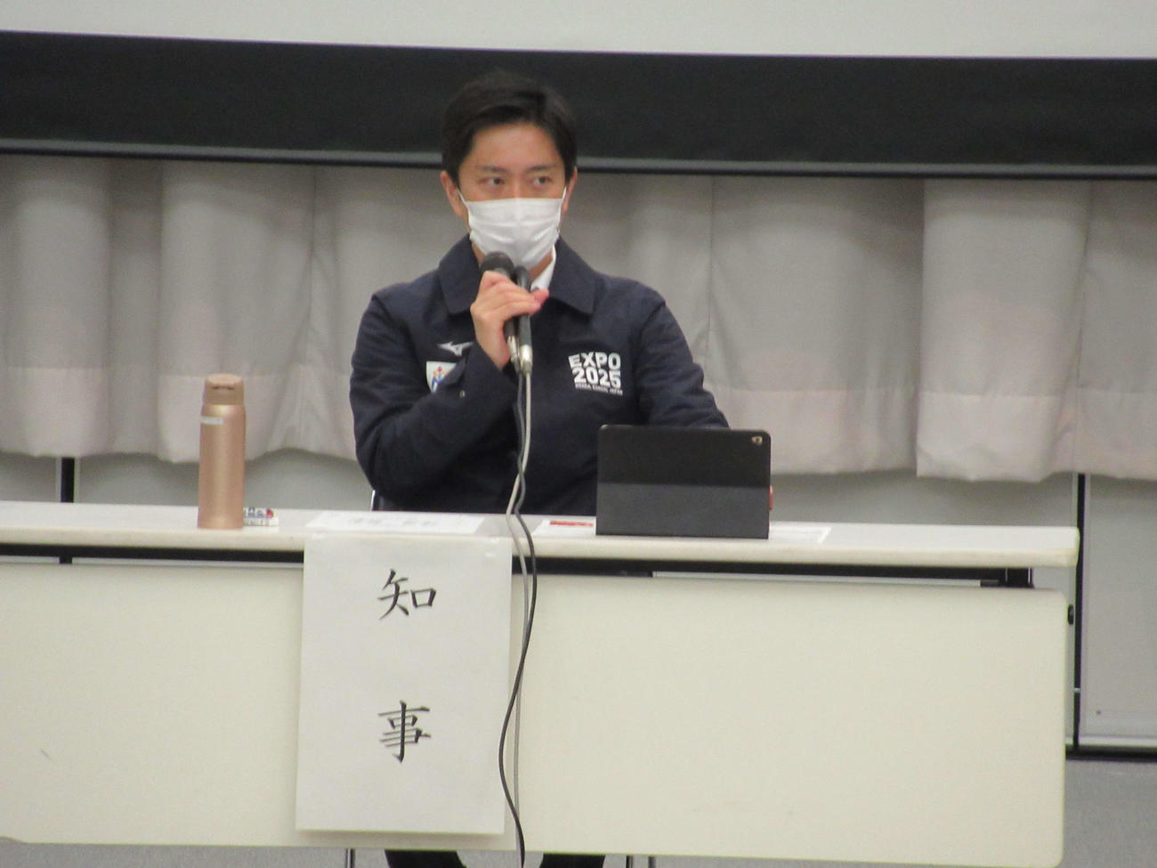 新型コロナウイルス対策本部会議を行った大阪府の吉村洋文知事（撮影・星名希実）