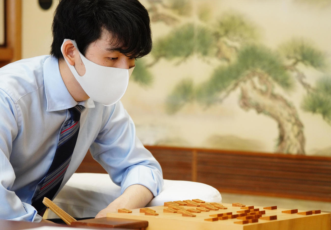 盤面を見つめ熟考する藤井聡太2冠（代表撮影）