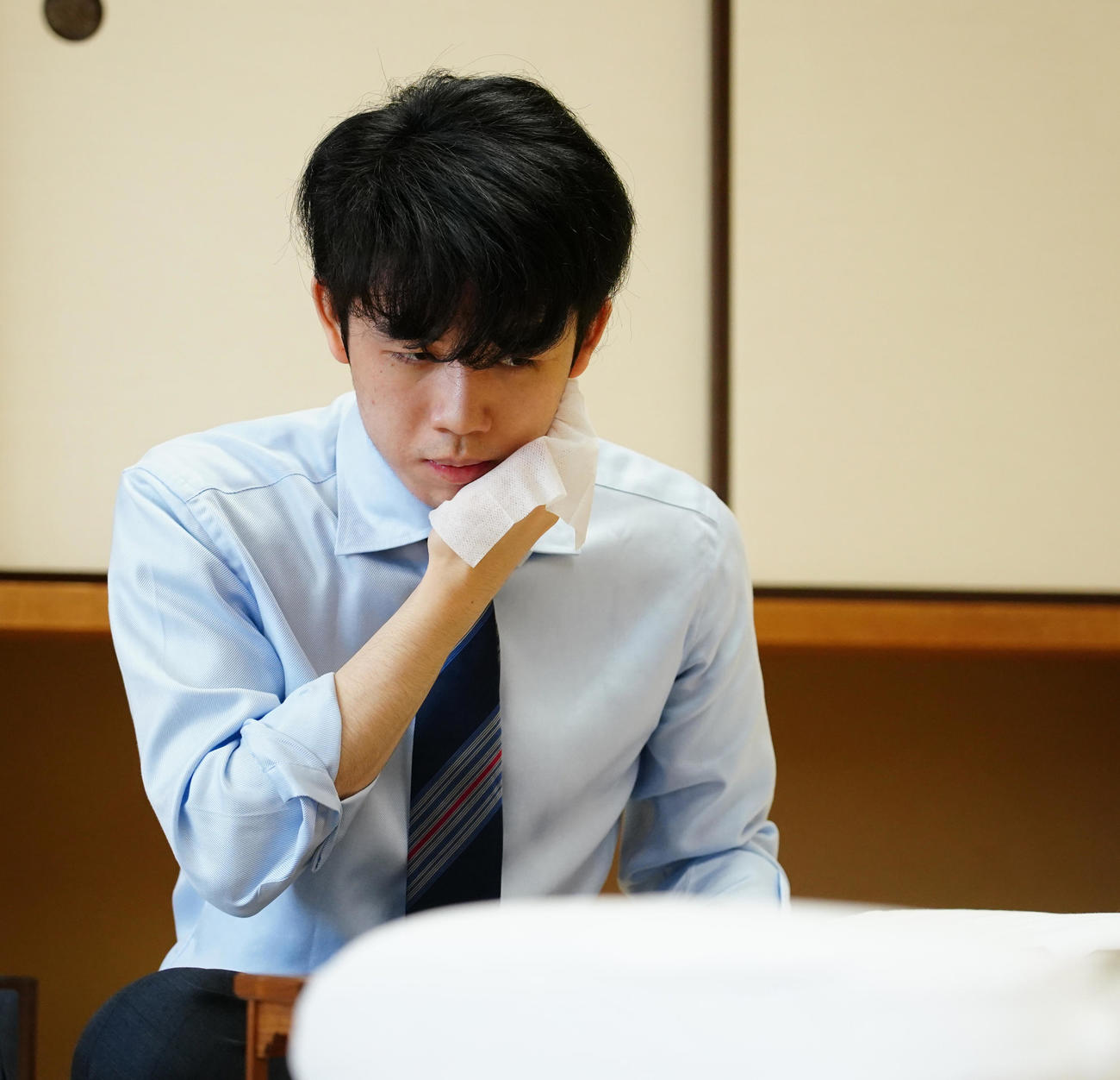 第70期王将戦挑戦者決定リーグ最終戦で汗を拭う藤井聡太2冠（代表撮影）