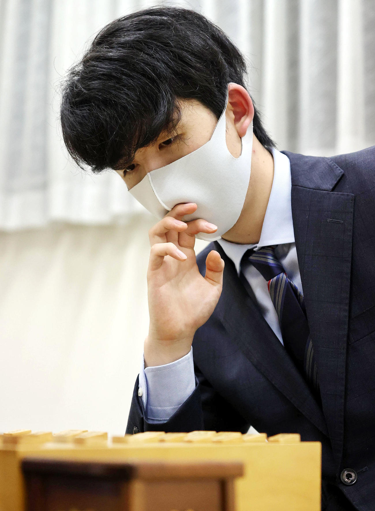 将棋第70期王将戦挑戦者決定リーグ　最終戦　木村一基九段に勝利し、対局を振り返る藤井聡太2冠（代表撮影）