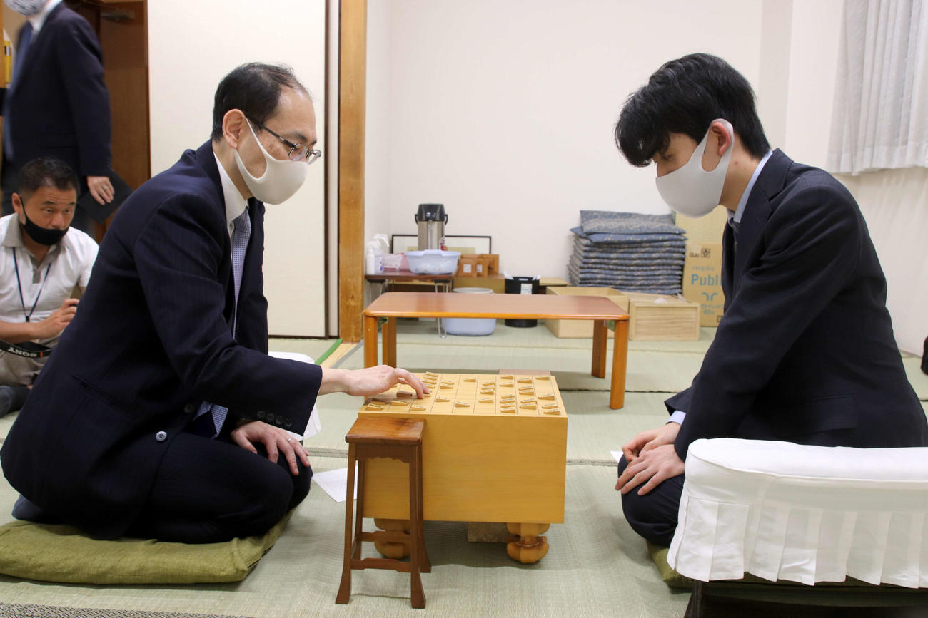 王将戦挑戦者決定リーグ戦で木村一基九段（左）を下して通算200勝を達成した藤井聡太2冠（右、日本将棋連盟提供）