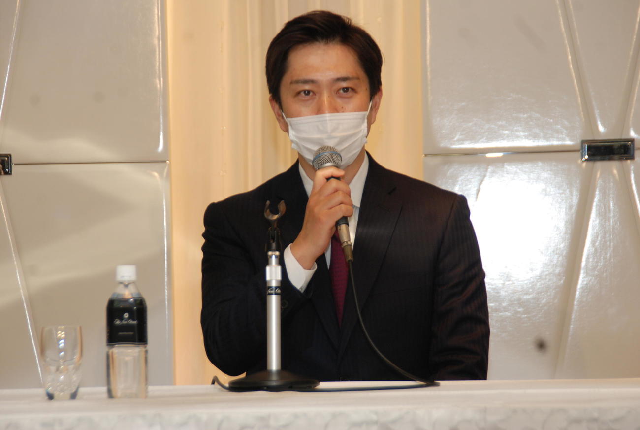 大阪市内で取材に応じた大阪府の吉村洋文知事（撮影・松浦隆司）