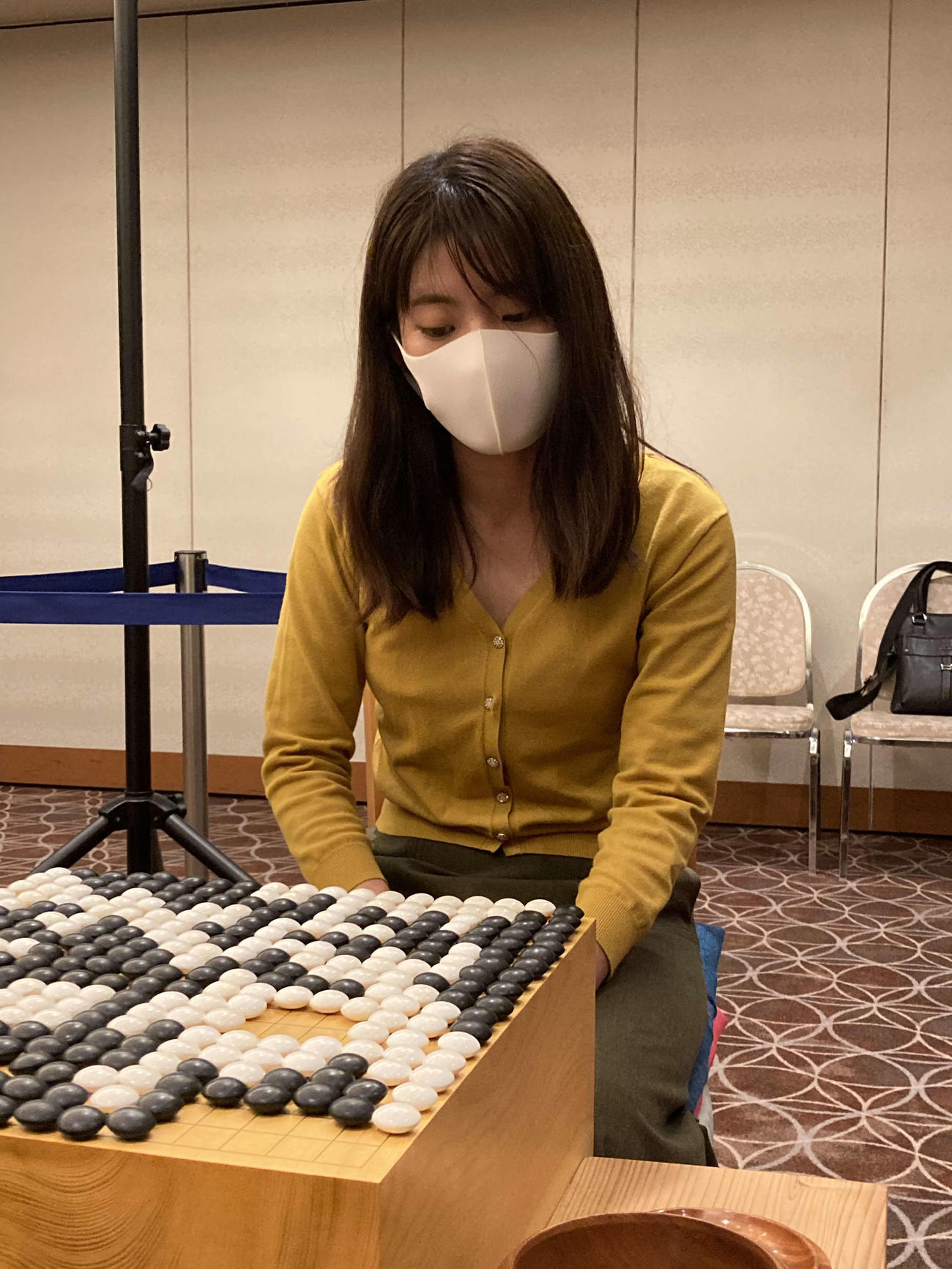 第15回広島アルミ杯若鯉戦を初優勝して男女混合の公式戦を女流棋士で初めて制した藤沢里菜女流3冠（日本棋院提供）