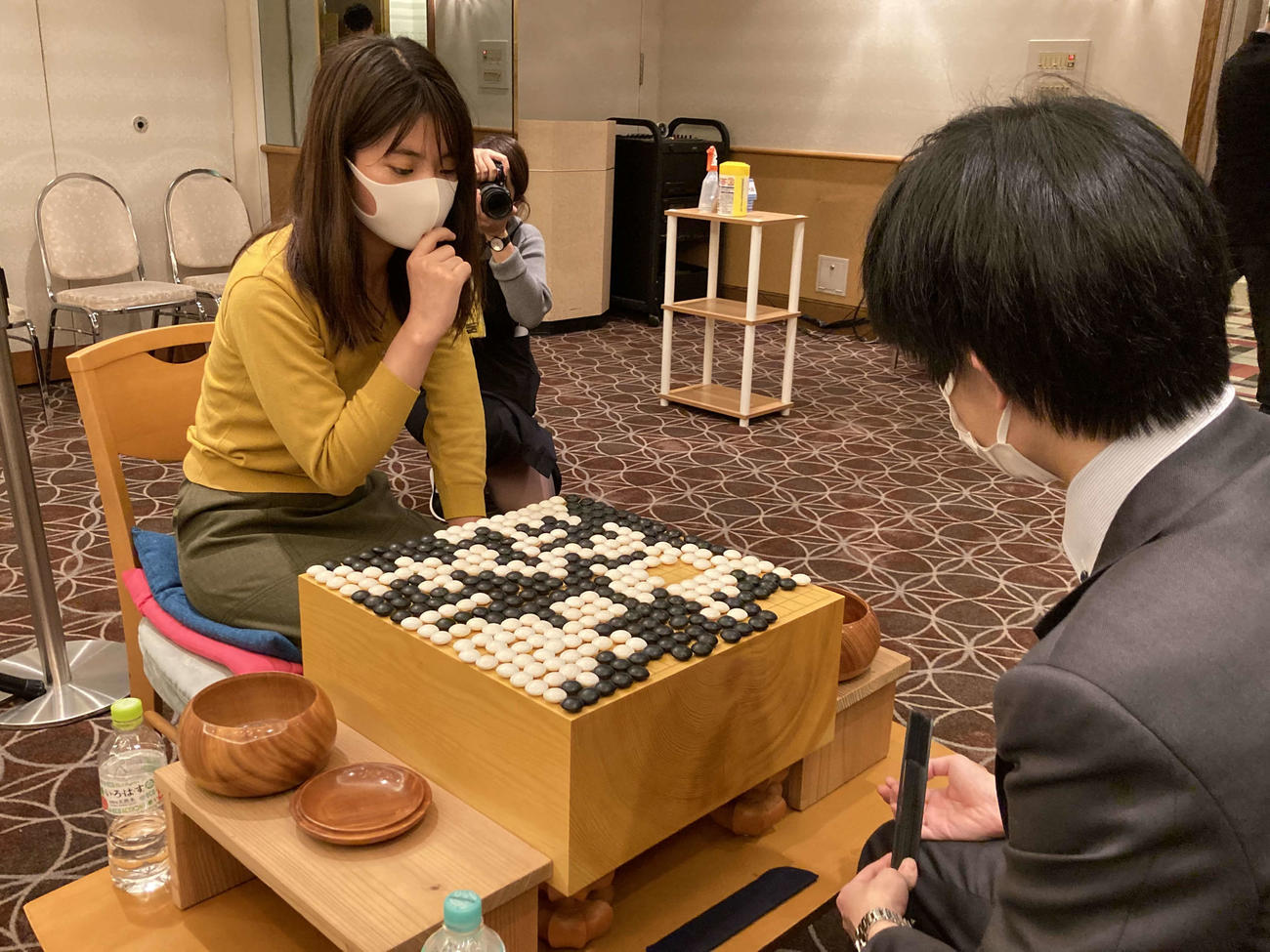 第15回広島アルミ杯若鯉戦を初優勝して男女混合の公式戦を女流棋士で初めて制した藤沢里菜女流3冠（日本棋院提供）