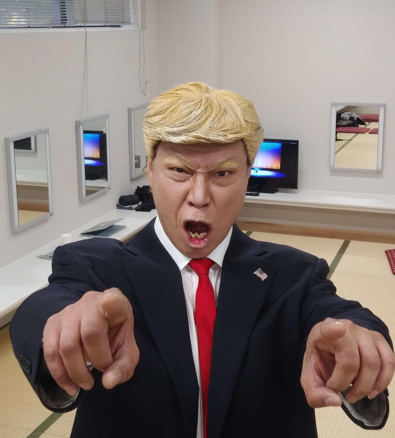 トランプ大統領に扮（ふん）する松下アキラ