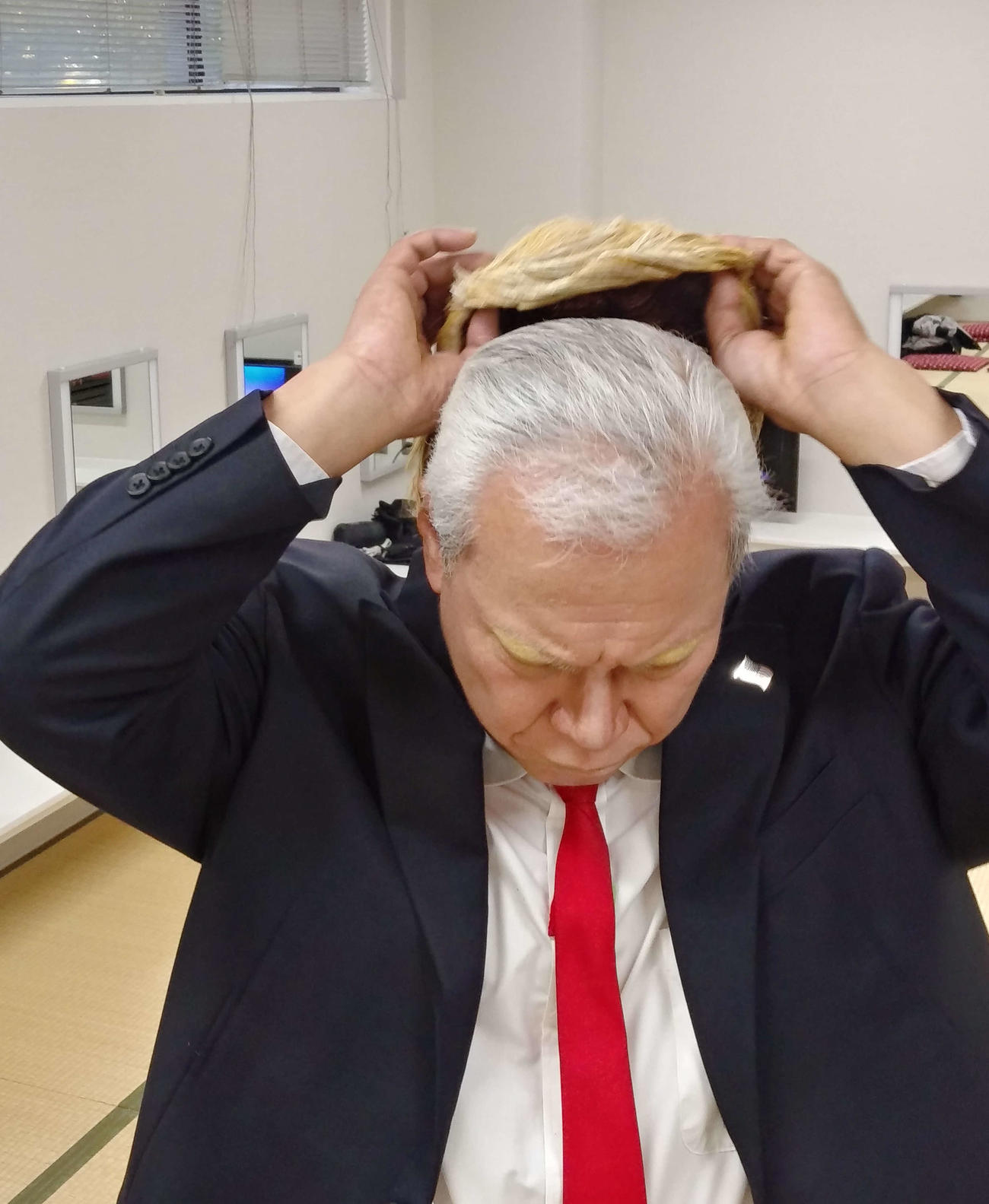 金髪のカツラを外すと