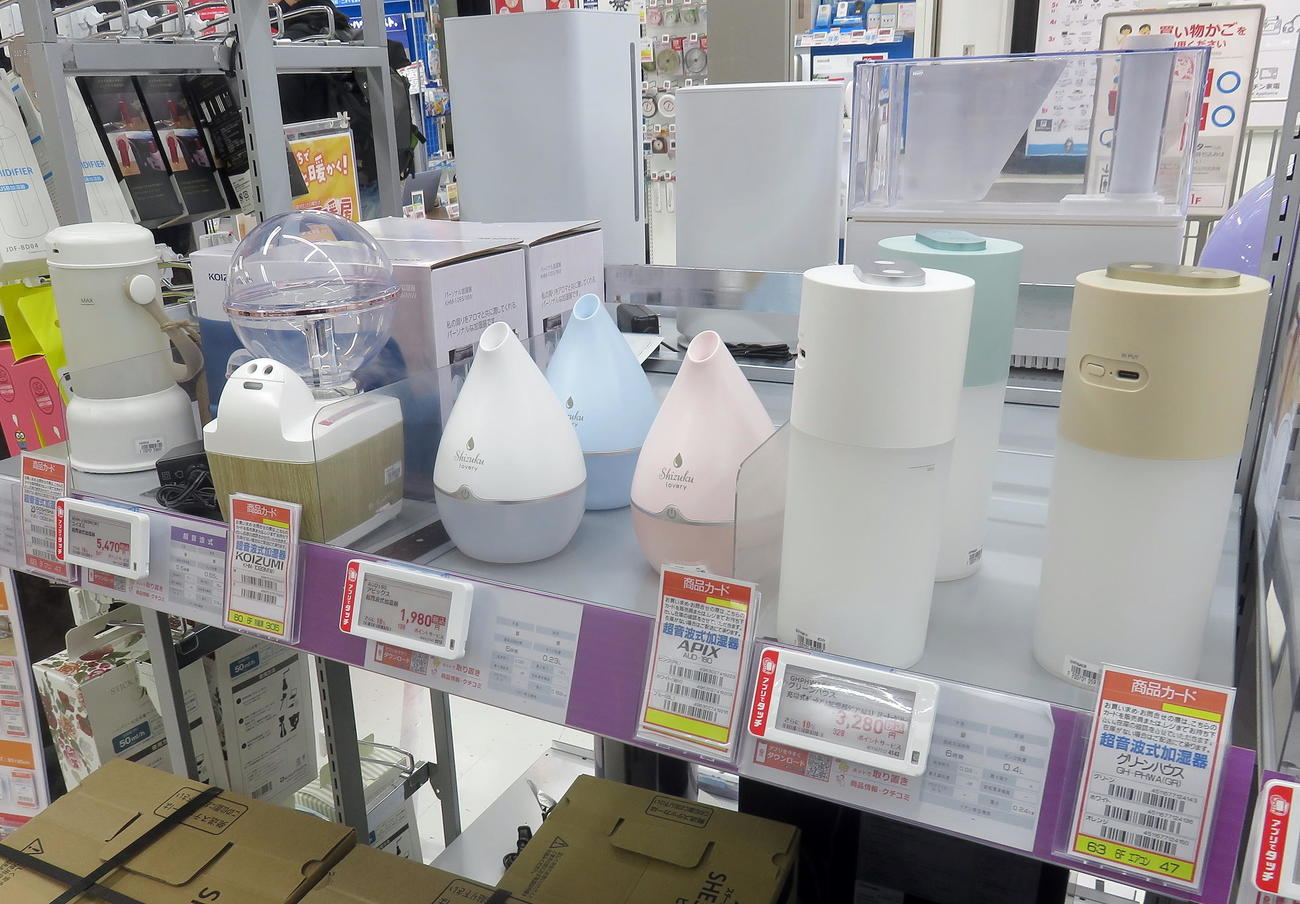 売り上げが伸びる自宅や会社のデスクなどで使用する小型の1人用加湿器（撮影・鎌田直秀）